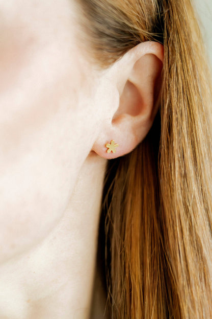 Briar Flower Gold Screwback Stud Earrings
